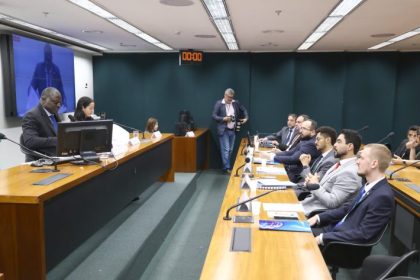 Debate sobre microcrédito destaca importância da educação financeira