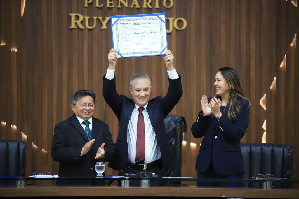 Sinésio Campos entrega Título de Cidadão do Amazonas a Renato Guerreiro, destaque na indústria e inovação