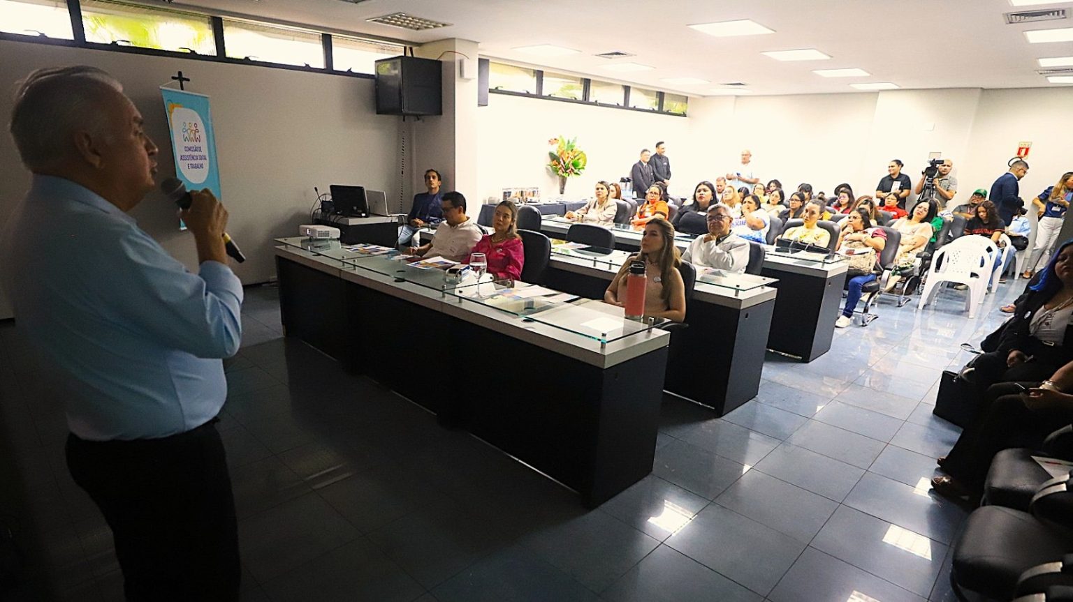 Aleam realiza palestra ‘Como ajudar a criança com autismo a melhorar’ durante programação do Abril Azul