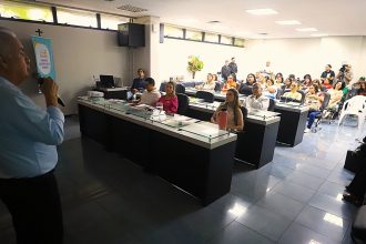 Aleam realiza palestra ‘Como ajudar a criança com autismo a melhorar’ durante programação do Abril Azul