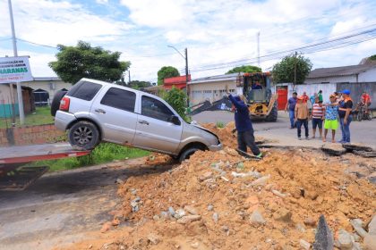 Veículo invade área isolada de obra no conjunto Canaranas