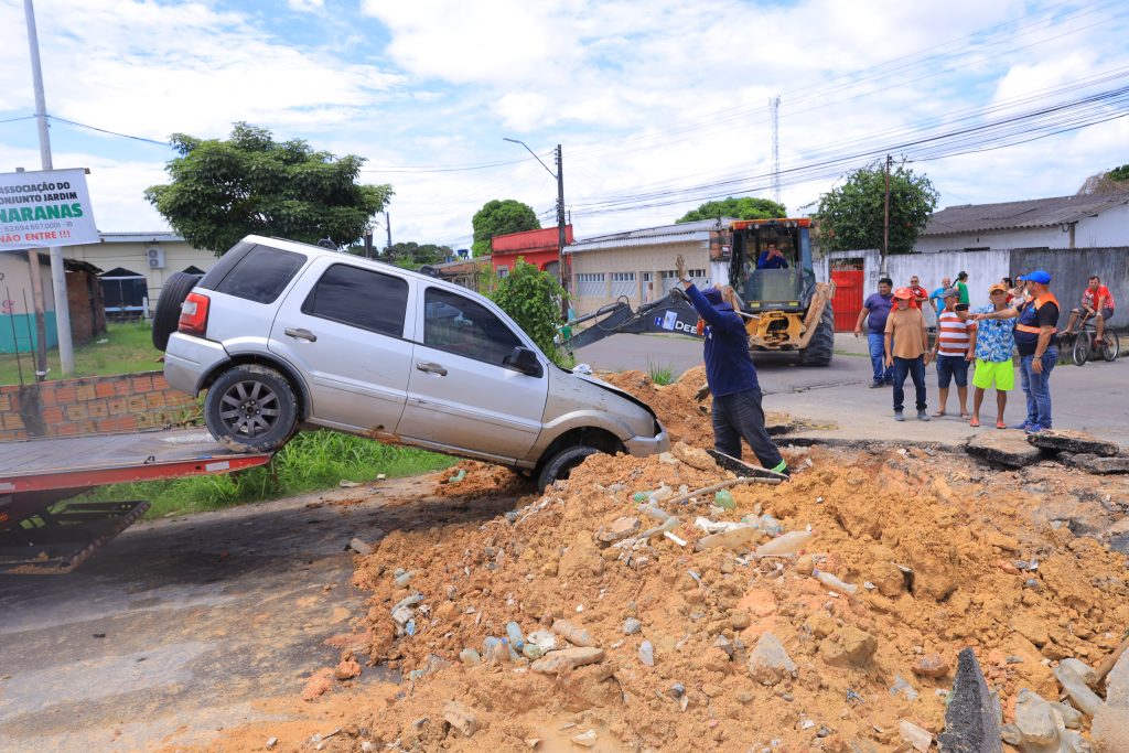 Veículo invade área isolada de obra no conjunto Canaranas