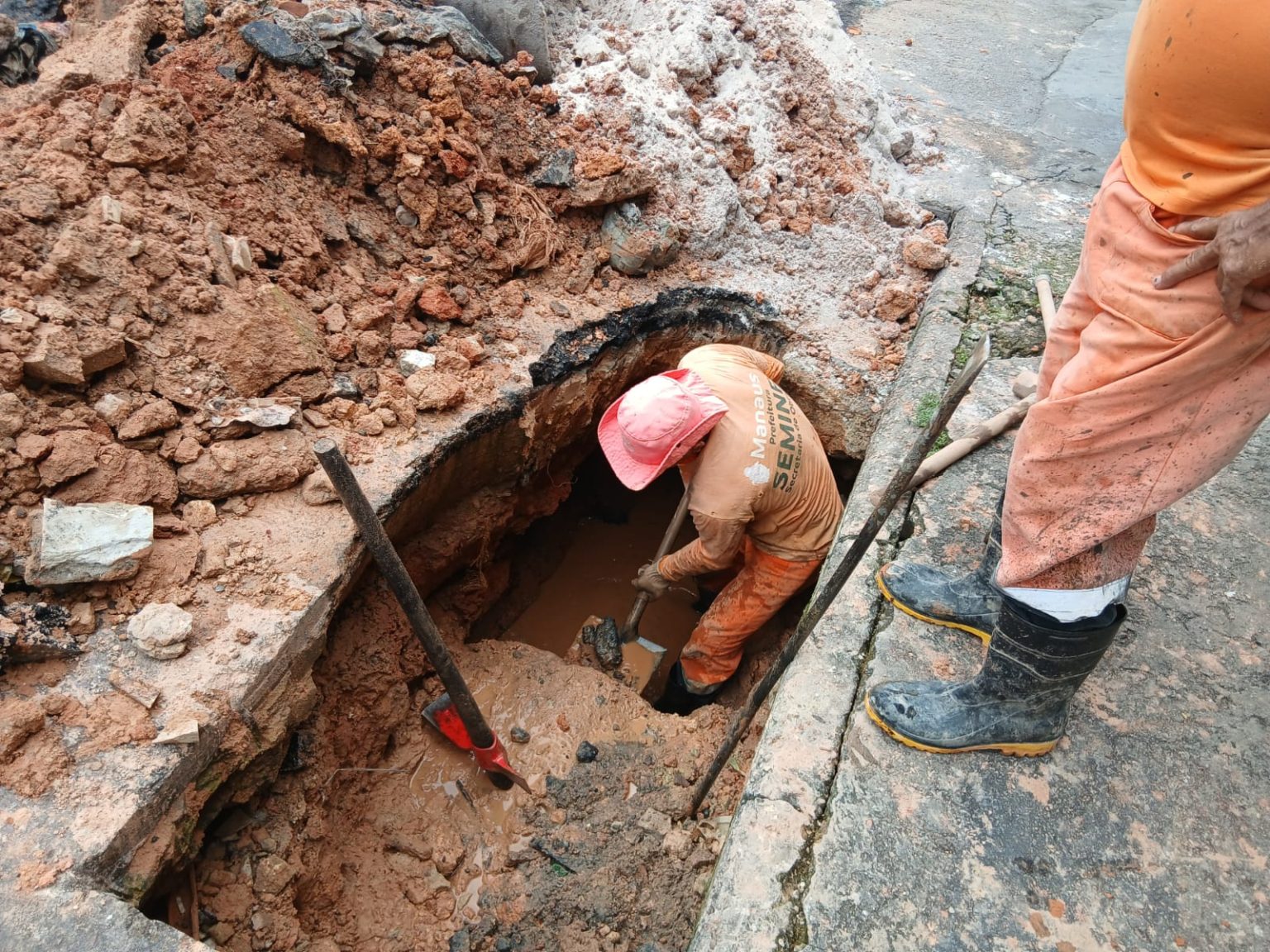 Prefeitura de Manaus leva melhorias estruturantes e reforça drenagem em ruas do Vila da Prata