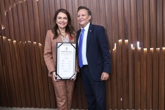 Adjuto Afonso homenageia juíza Dinah Abrahão com Medalha Ruy Araújo por atuação em defesa de crianças e adolescentes