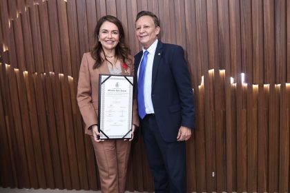 Adjuto Afonso homenageia juíza Dinah Abrahão com Medalha Ruy Araújo por atuação em defesa de crianças e adolescentes