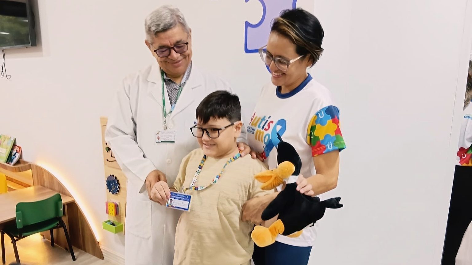 Aleam entrega cartões de estacionamento e carteiras de identificação para pessoas com Transtorno do Espectro Autista