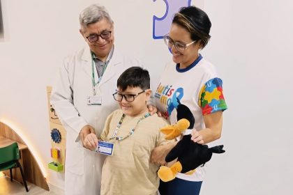 Aleam entrega cartões de estacionamento e carteiras de identificação para pessoas com Transtorno do Espectro Autista