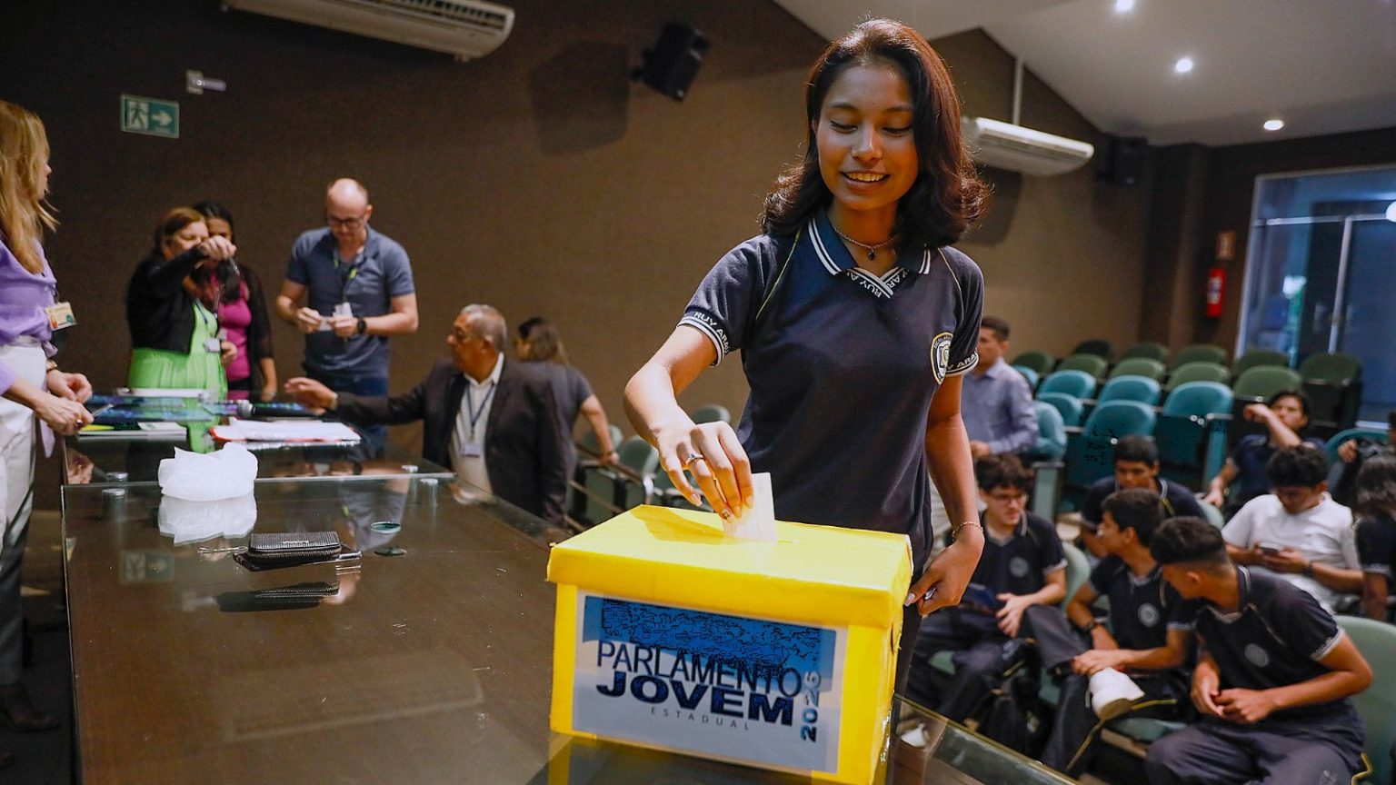Alunos da Escola Estadual Ruy Araújo elegem representantes do Programa Parlamento Jovem 2026