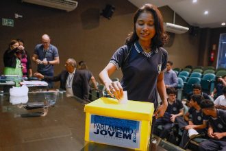Alunos da Escola Estadual Ruy Araújo elegem representantes do Programa Parlamento Jovem 2026