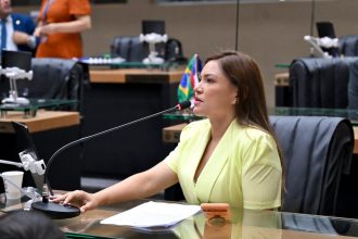Aprovado projeto de Joana Darc que garante atendimento em Libras para mulheres surdas vítimas de violência no Amazonas