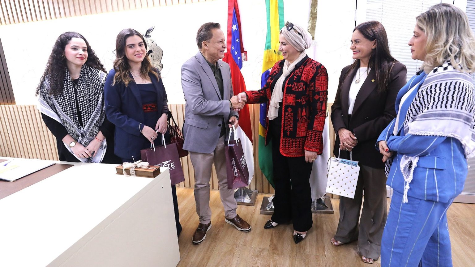 Assembleia Legislativa do Amazonas recebe embaixatriz da Jordânia, que pode comercializar fertilizantes no estado