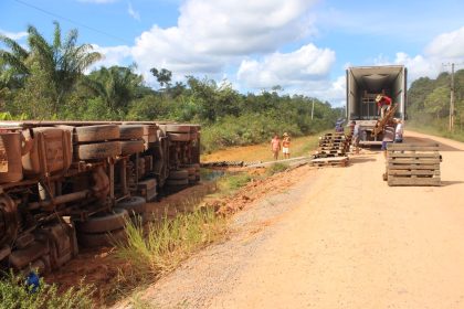 Caravana de Comandante Dan flagra carretas tombadas e expõe riscos na BR-319