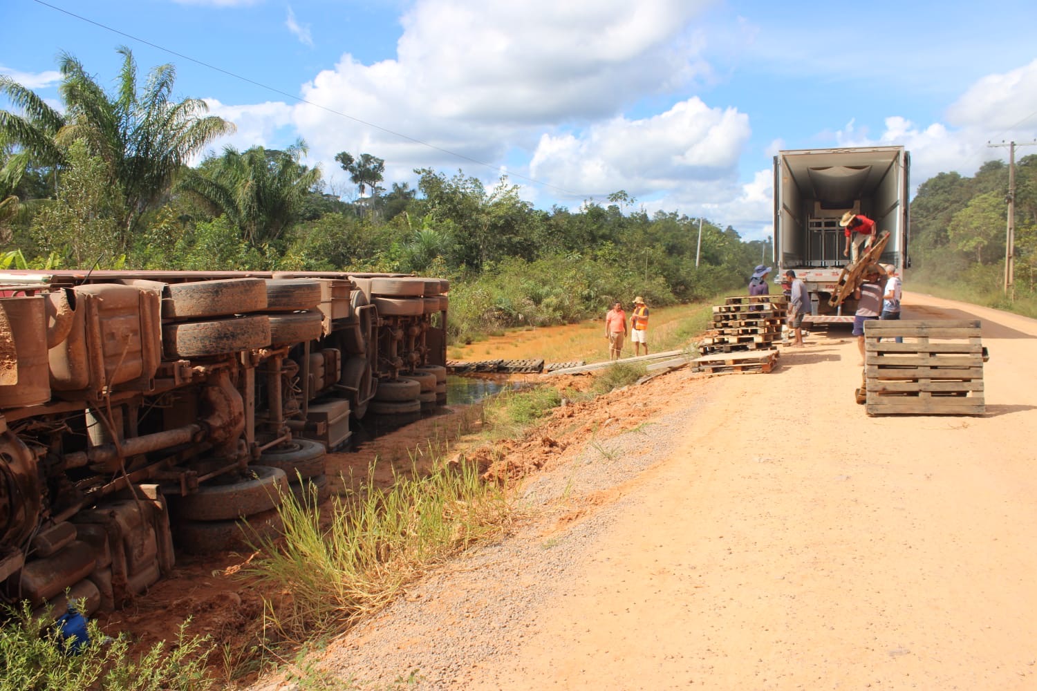 Caravana de Comandante Dan flagra carretas tombadas e expõe riscos na BR-319