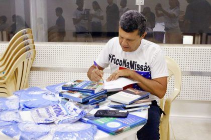 Comandante Dan defende política editorial para autores amazonenses no Dia Mundial do Livro