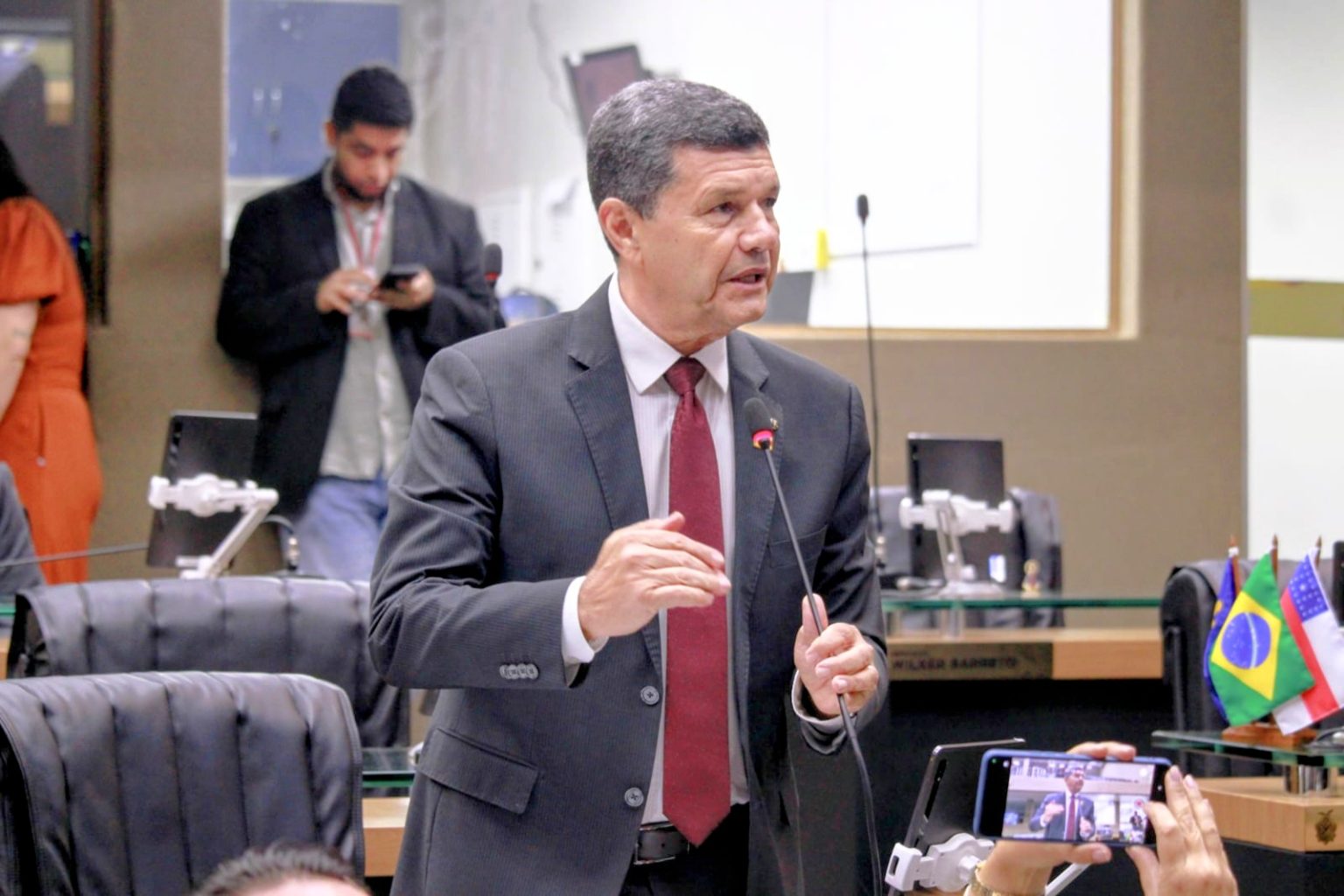 Comandante Dan propõe e Aleam aprova Medalha Ruy Araújo para o escritor amazonense Milton Hatoum