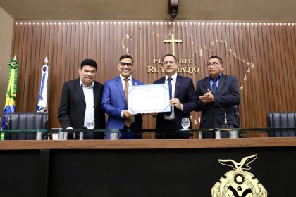 Daniel Almeida entrega Título de Cidadão do Amazonas a Manoj Sharma, destaque na indústria e inovação
