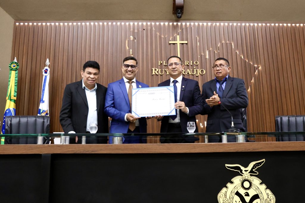 Daniel Almeida entrega Título de Cidadão do Amazonas a Manoj Sharma, destaque na indústria e inovação