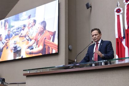 Deputado Adjuto Afonso destaca avanço na implantação da DPE-AM em Boca do Acre durante sessão plenária