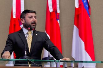 Deputado Carlinhos Bessa cobra solução para falta de professores do CestUEA em Tefé e anuncia emenda de R$ 250 mil