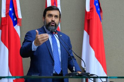 Dr. George Lins destaca avanço habitacional durante visita ao Residencial Compensa