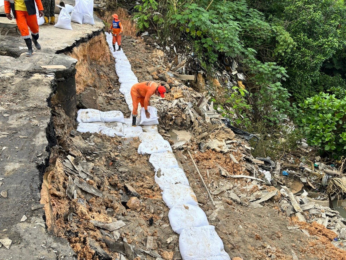 Prefeitura de Manaus executa contenção com rip-rap em rua Santiago e avenida Dublin no Planalto, 25/4