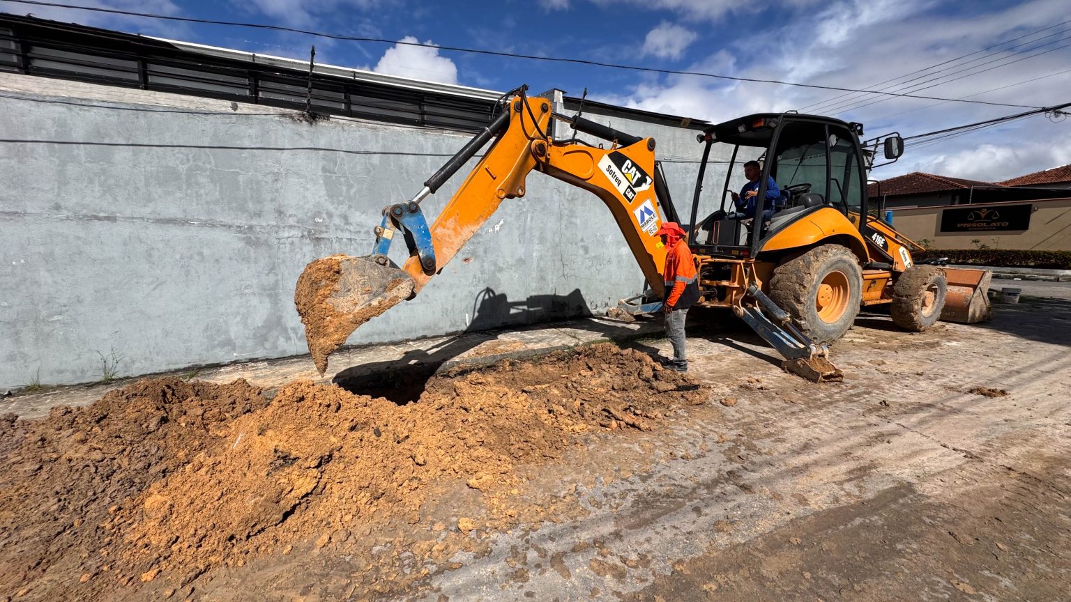 Prefeitura amplia rede de drenagem profunda no bairro Flores