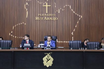 Escassez de áreas para expansão industrial e violência contra a mulher são temas dos discursos dos  deputados na Aleam