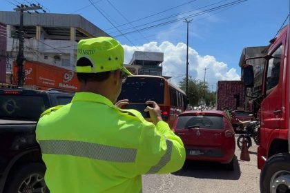 Operação de fiscalização na avenida Brigadeiro Hilário Gurjão, em Manaus, resulta em 12 autuações para ordenar o trânsito na zona Leste