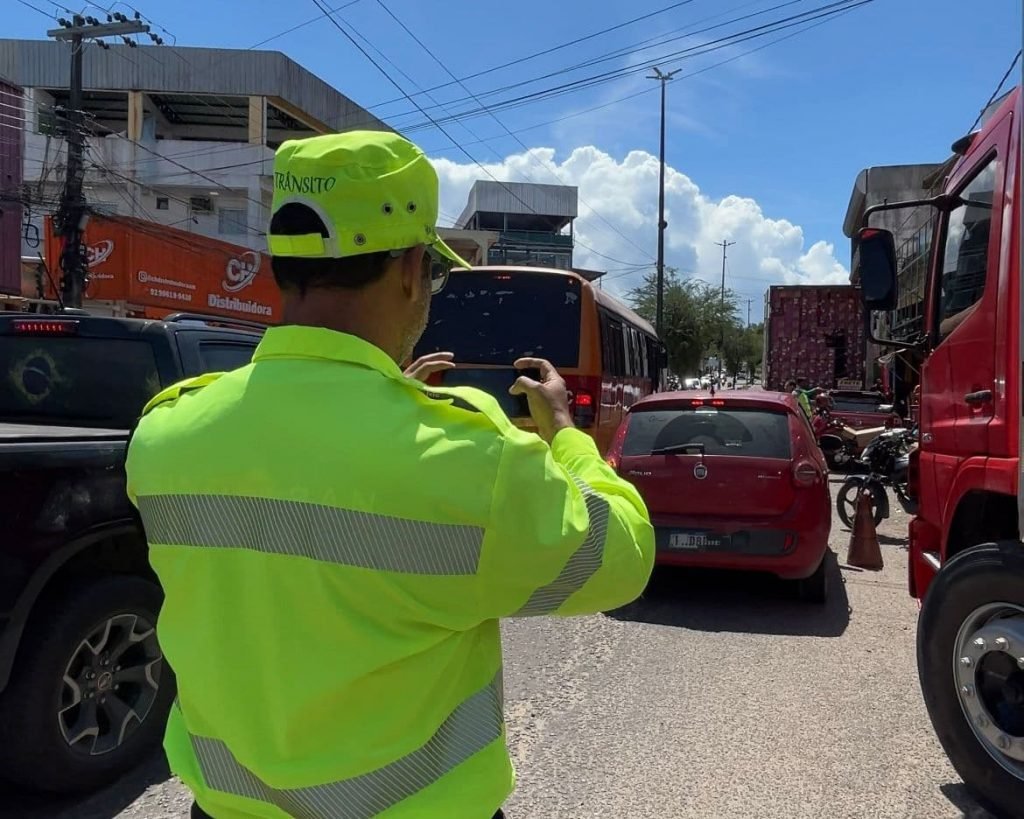 Operação de fiscalização na avenida Brigadeiro Hilário Gurjão, em Manaus, resulta em 12 autuações para ordenar o trânsito na zona Leste