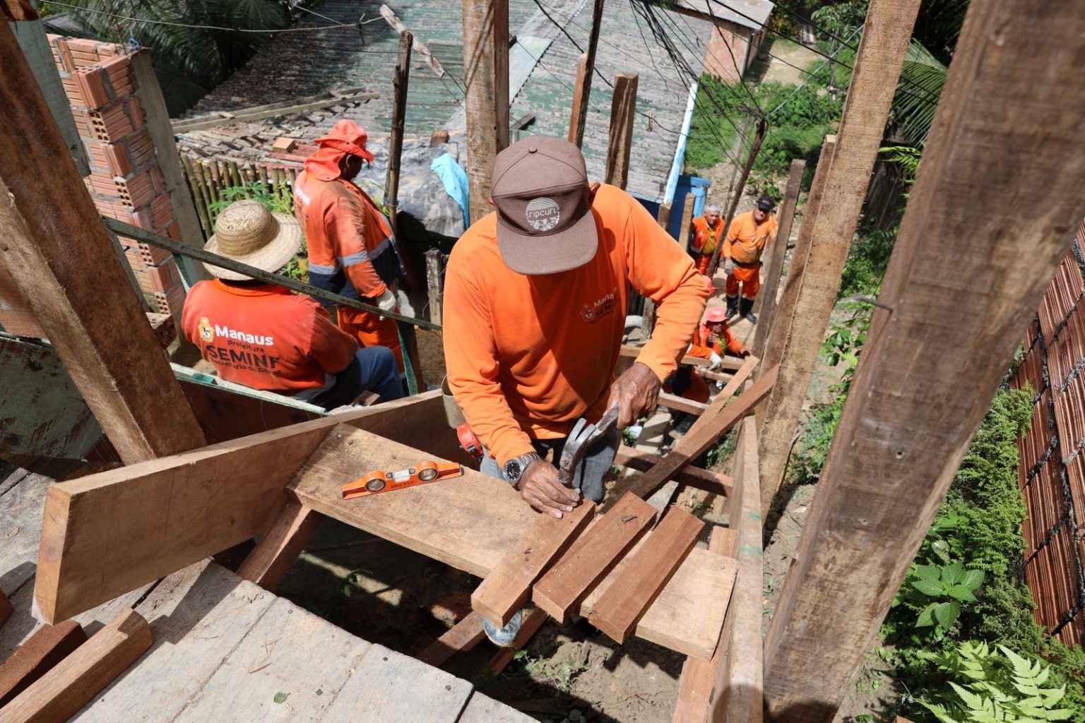 Prefeitura de Manaus constrói escadaria de 45 metros