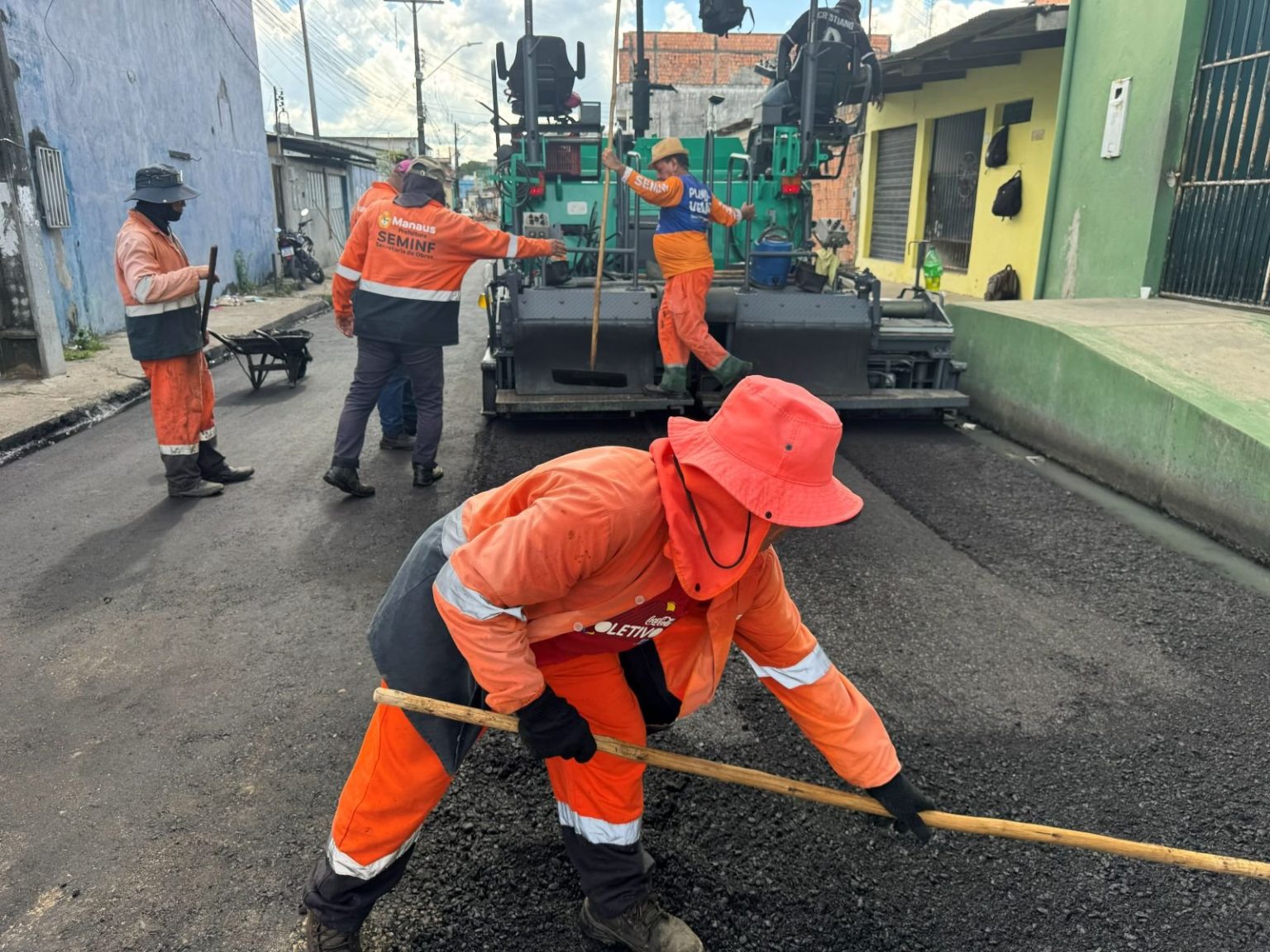 Prefeitura de Manaus inicia recapeamento na rua das Mangabeiras com 700 toneladas de massa asfáltica