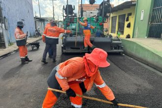 Prefeitura de Manaus inicia recapeamento na rua das Mangabeiras com 700 toneladas de massa asfáltica