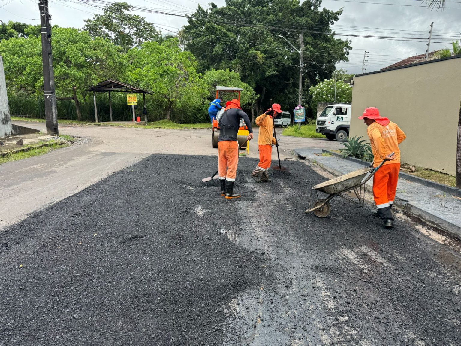 Prefeitura intensifica recuperação asfáltica no bairro Aleixo