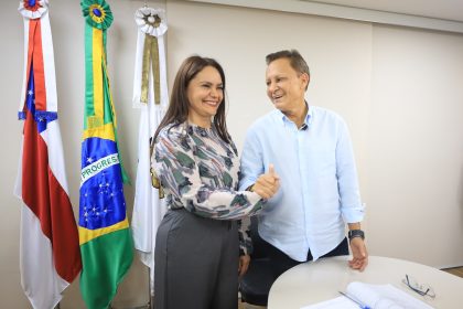 Deputado Adjuto Afonso, presidente em exercício da Aleam, empossa deputada Professora Jacqueline