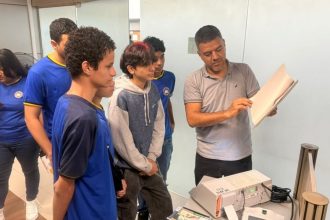 Projeto Eleitor do Futuro promove emissão de título e visita ao TRE-AM para alunos de Manaus