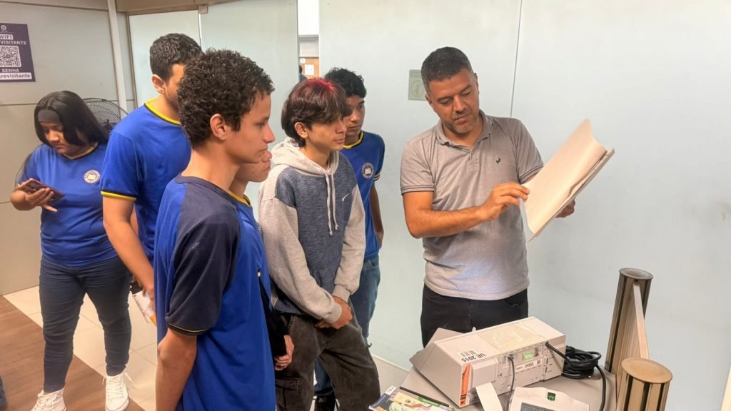 Projeto Eleitor do Futuro promove emissão de título e visita ao TRE-AM para alunos de Manaus