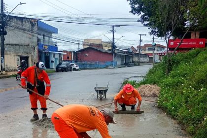 Obras de drenagem e reconstrói calçada na rua José Romão