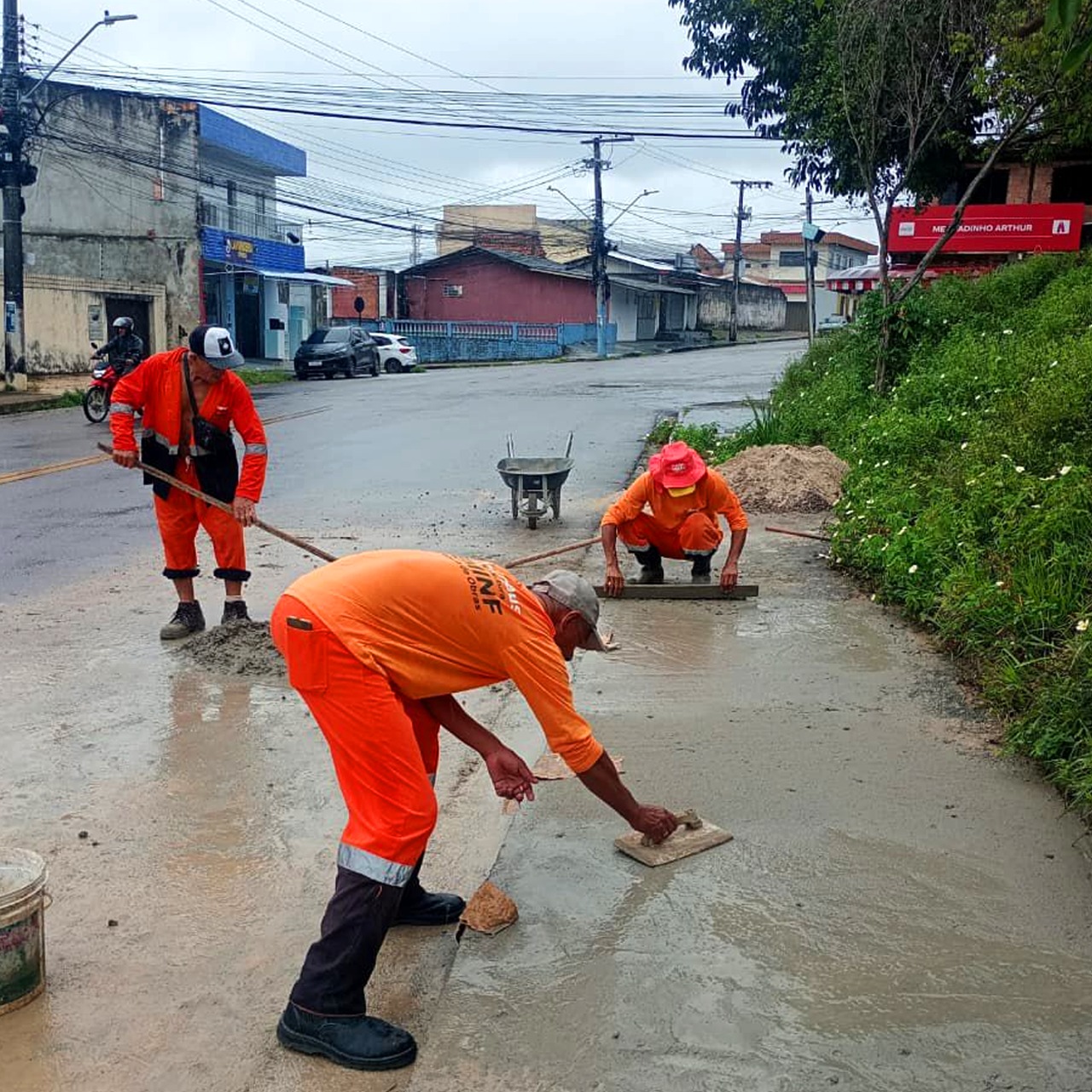 Obras de drenagem e reconstrói calçada na rua José Romão