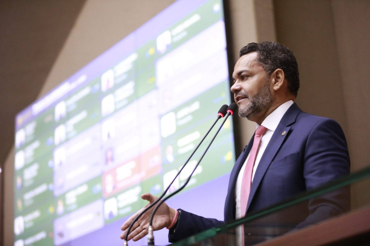 Rozenha alerta para risco de colapso econômico em Maués