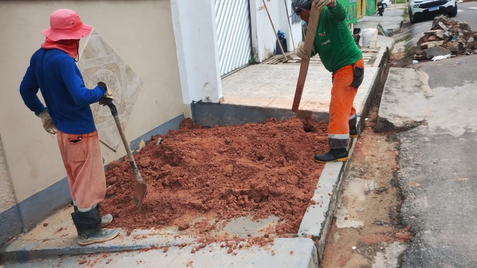 Prefeitura intensifica recuperação de drenagens no bairro Compensa