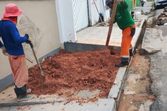 Prefeitura intensifica recuperação de drenagens no bairro Compensa