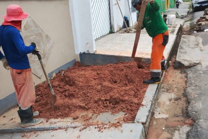 Prefeitura intensifica recuperação de drenagens no bairro Compensa