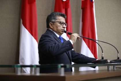 Sinésio Campos homenageia jornalistas na Aleam e defende liberdade de imprensa no Amazonas