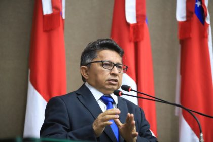 Sinésio defende novos polos produtivos e regularização fundiária para evitar colapso da Zona Franca