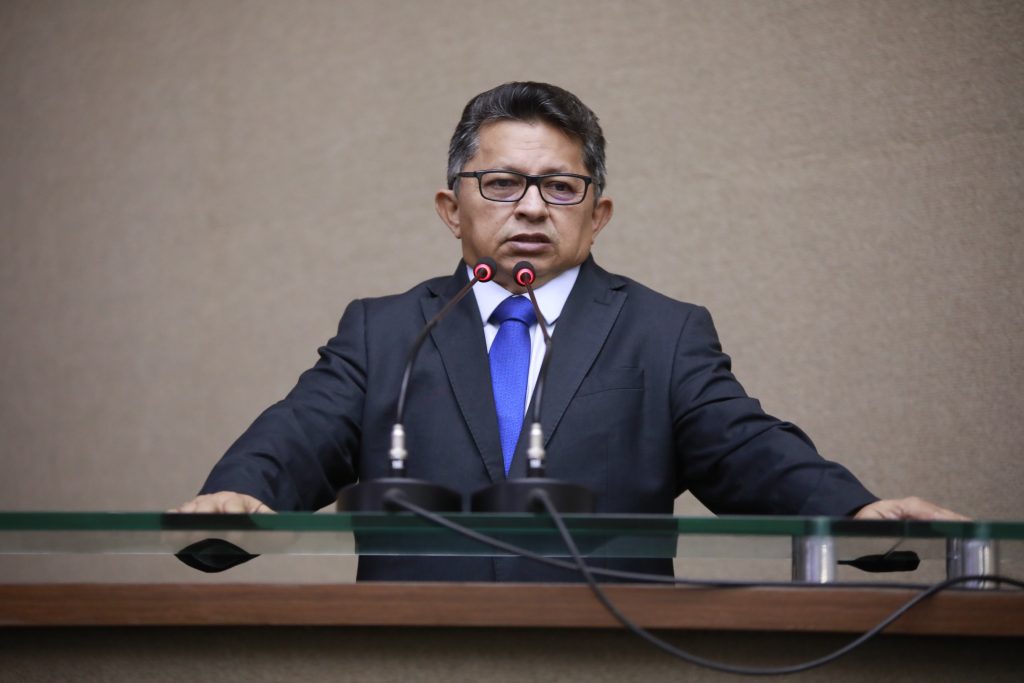 Sinésio propõe moção de solidariedade ao Papa Leão XIV e à Igreja Católica após críticas de Trump ao pontífice