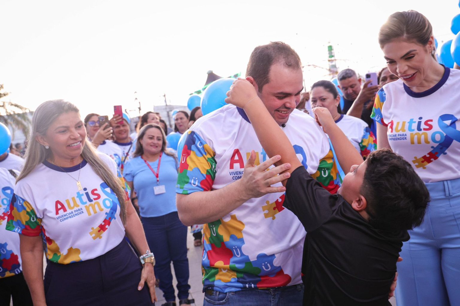 Presidente Roberto Cidade abre programação oficial do Abril Azul no Legislativo Estadual com iluminação especial