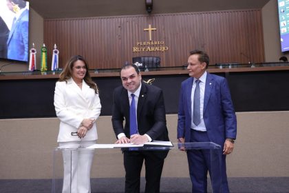 Legislativo Estadual conduz transição e Roberto Cidade assume interinamente o Governo do Amazonas