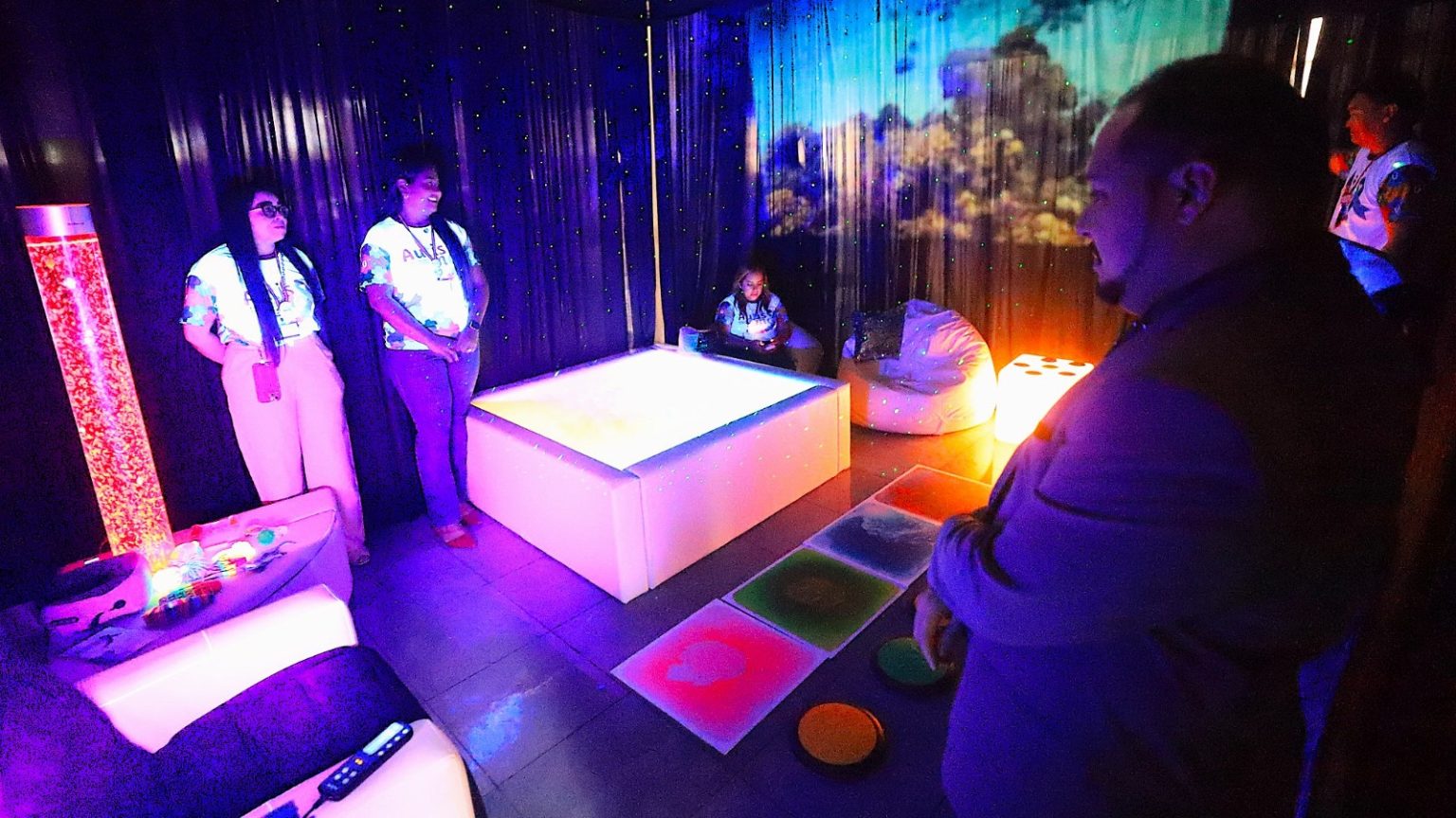 Aleam monta sala sensorial no hall para demonstrar como é o atendimento a crianças autistas