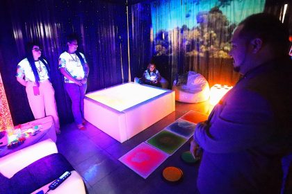 Aleam monta sala sensorial no hall para demonstrar como é o atendimento a crianças autistas