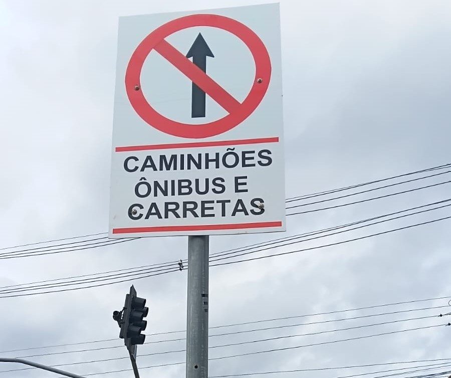 Prefeitura restringe tráfego de veículos pesados na rua Padre Francisco